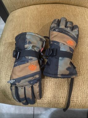 686 Youth M Brown Camo Snow Gloves with Orange Logo
